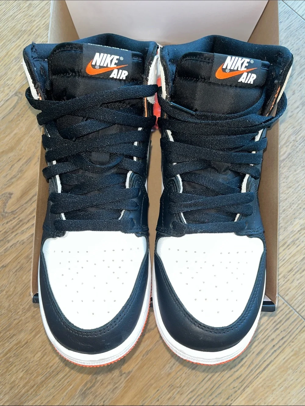 Nike Air Jordan 1 Retro High OG Electro Orange GS Size 7Y / Women’s 8.5